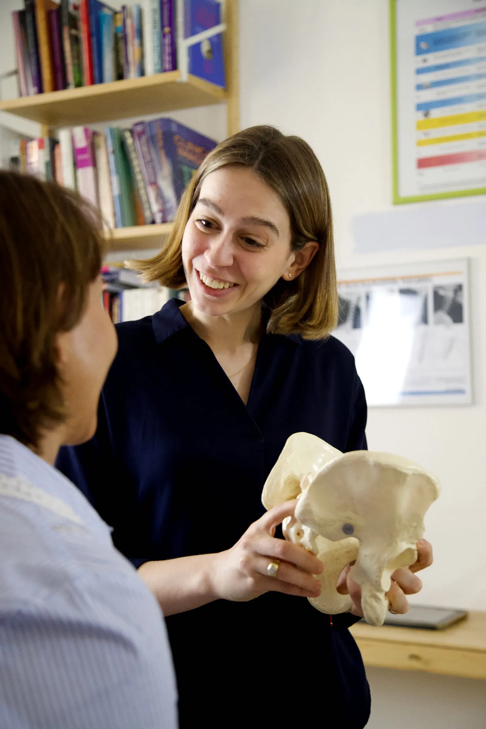 La Dott.ssa Castelli spiega a una paziente il modello anatomico del bacino